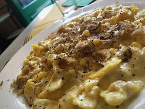 Ravioli del Plin alla fonduta e generosa grattata di tartufo nero estivo