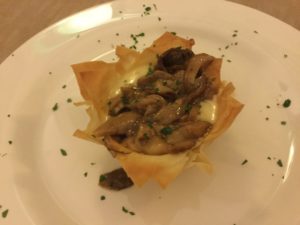 Cestino di pasta fillo con fonduta di toma e porcini trifolati